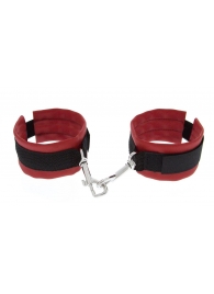 Красно-чёрные полиуретановые наручники Luxurious Handcuffs - Blush Novelties - купить с доставкой в Раменском