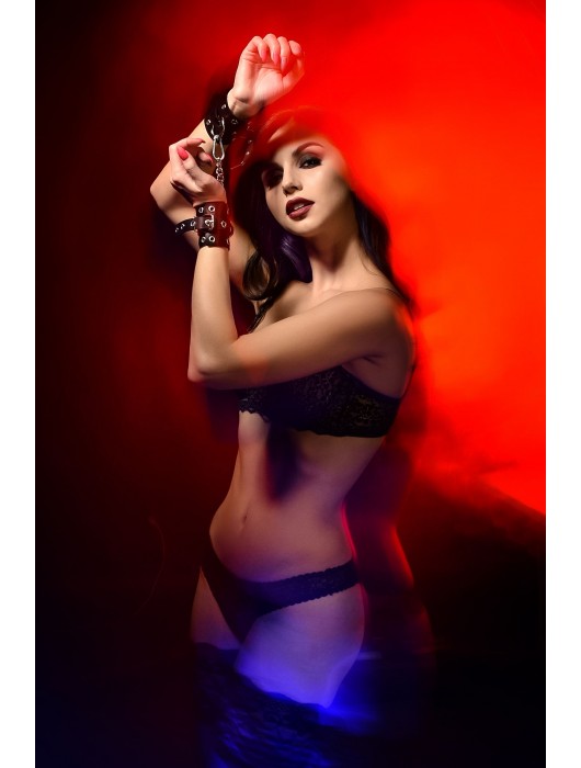 Черные кожаные однослойные наручники с люверсами - Pecado - купить с доставкой в Раменском