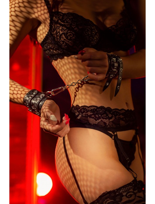 Черные кожаные наручники с двумя ремнями и красной подкладкой - Pecado - купить с доставкой в Раменском