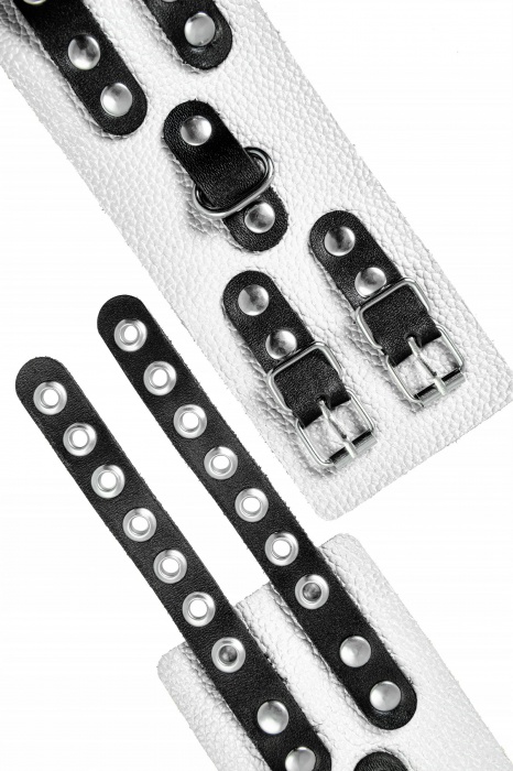 Бело-черные наручники с двумя ремешками и люверсами - Pecado - купить с доставкой в Раменском